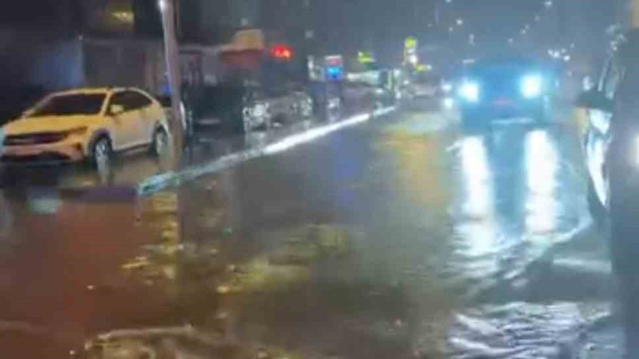 Maltepe’de aniden bastıran sağanak yağış caddeyi göle çevirdi
