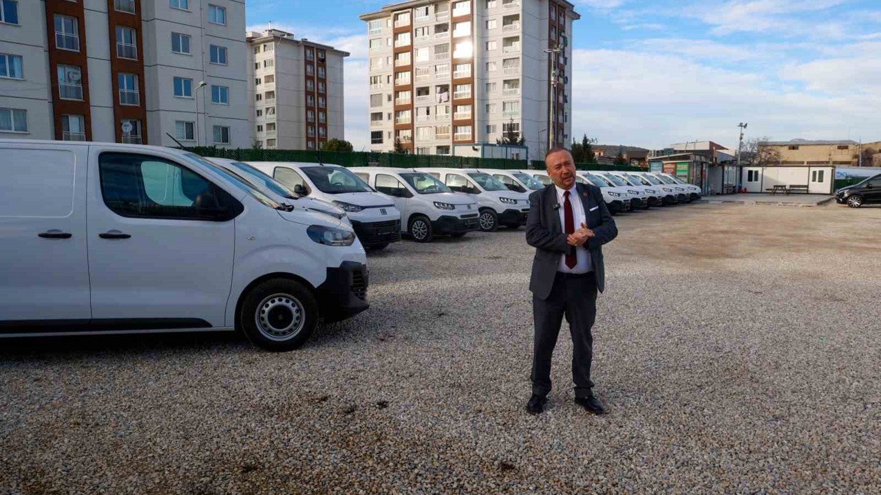 Uşak Belediyesi 14 tane yeni hizmet aracını bünyesine katarak araç filosunu genişletti
