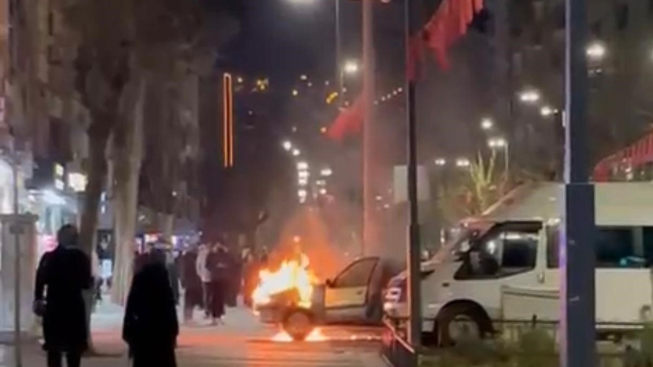 Siirt’te seyir halindeki otomobil alev alev yandı
