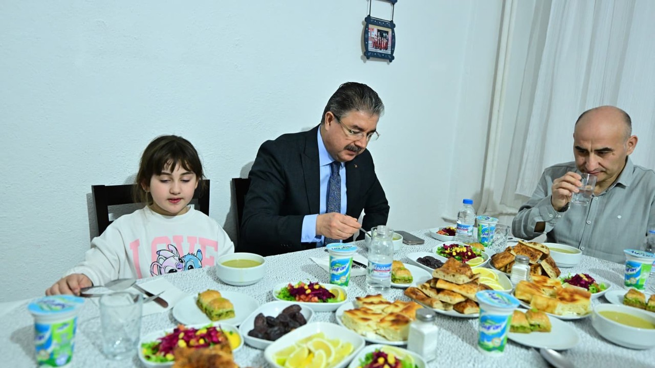 Vali Yılmaz, iftarda vatandaşın evine konuk oldu

