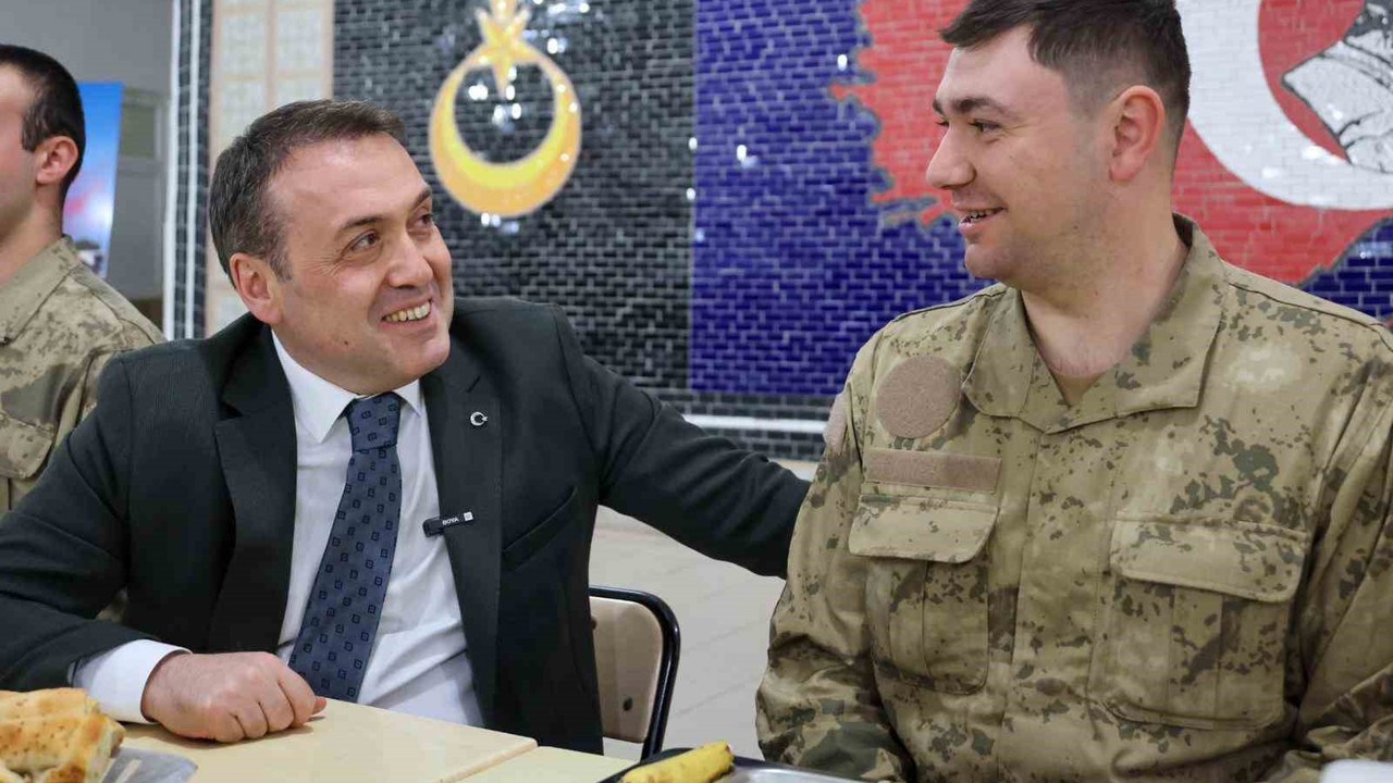 Ailesiyle görüntülü konuşan Mehmetçik duygu dolu anlar yaşadı
