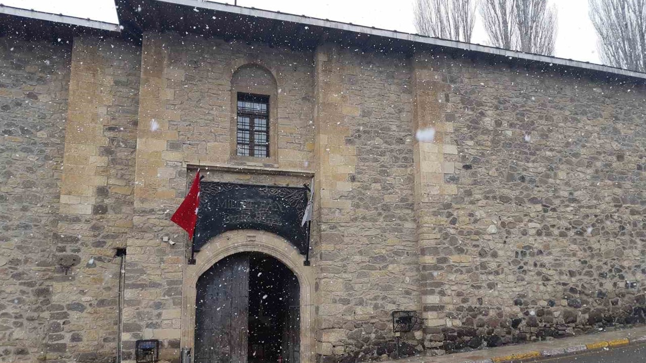 Yaklaşık 200 yıllık han, zamana direniyor
