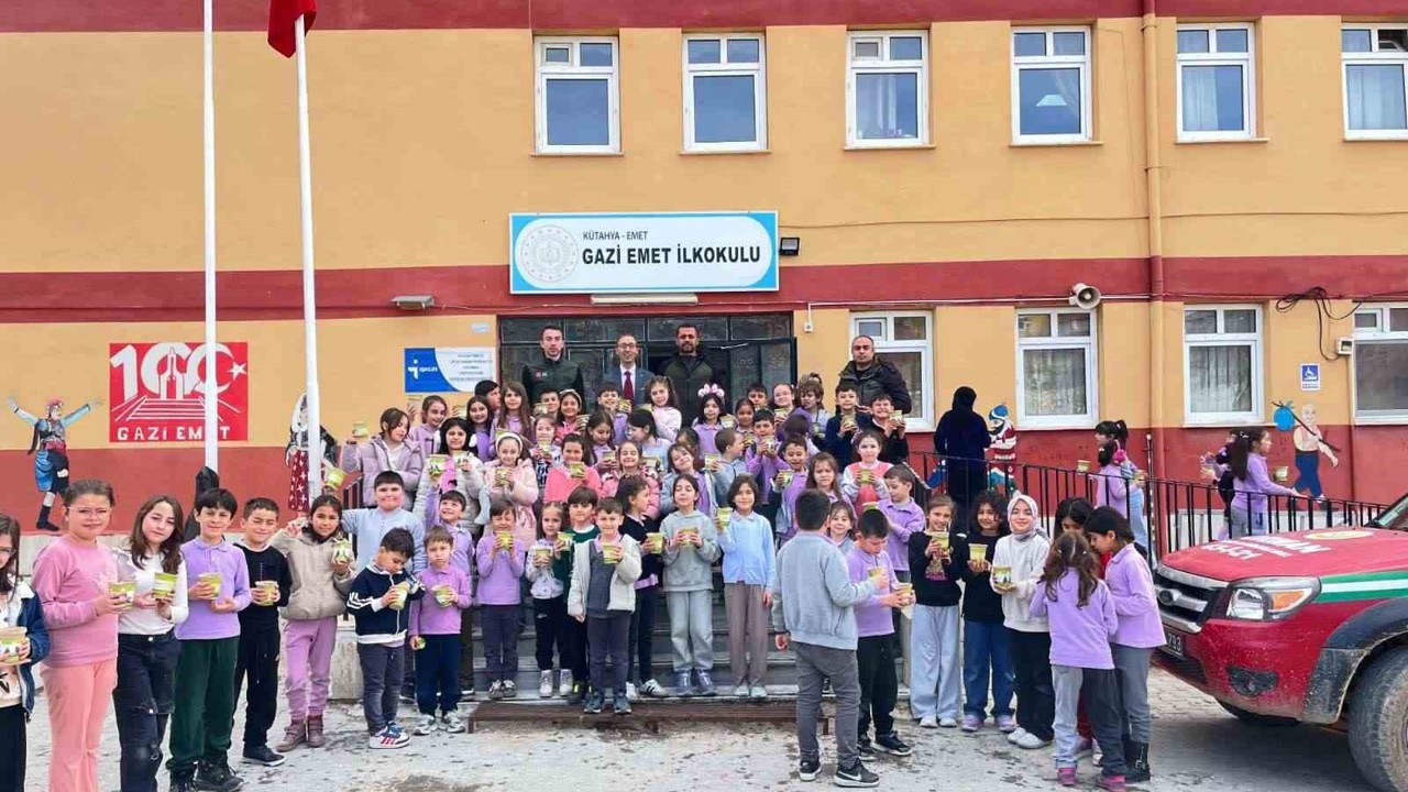 Emet’te öğrenciler karaçam tohumlarını saksılara ekti
