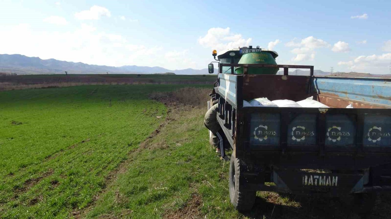 Gercüş’te çiftçilerin bahar mesaisi başladı: Tarlalar gübreyle buluşuyor
