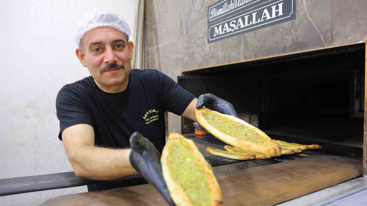 Kahramanmaraş’ta iftar sofralarının gözdesi: Fıstıklı börek
