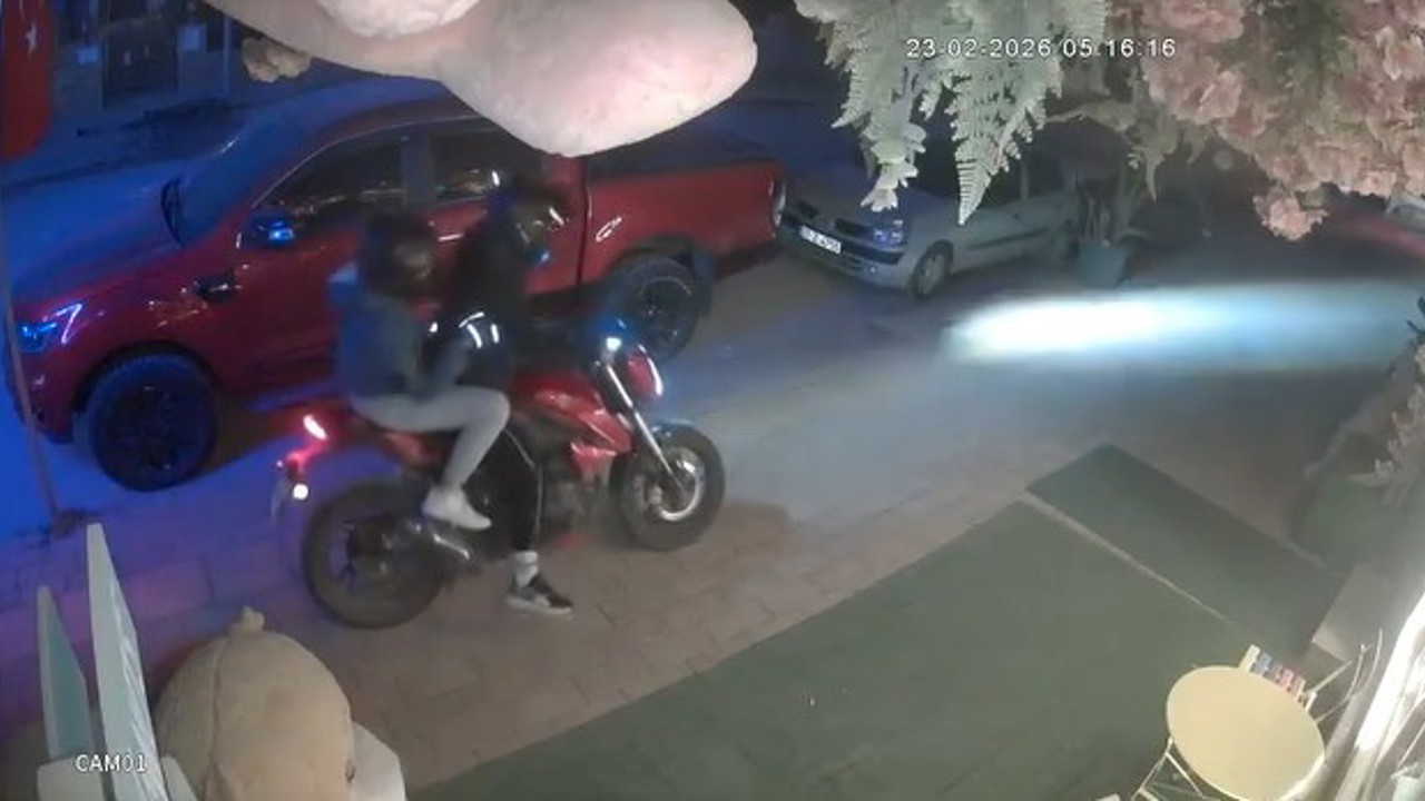 Kapıya 100 TL bırakıp 5 bin TL’lik pelüş ayıyı çaldılar
