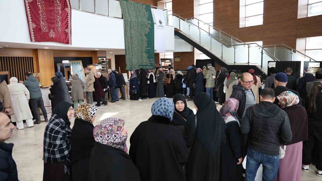 Sivas’ta Mukaddes Emanetler Sergisi’nde uzun kuyruklar oluştu

