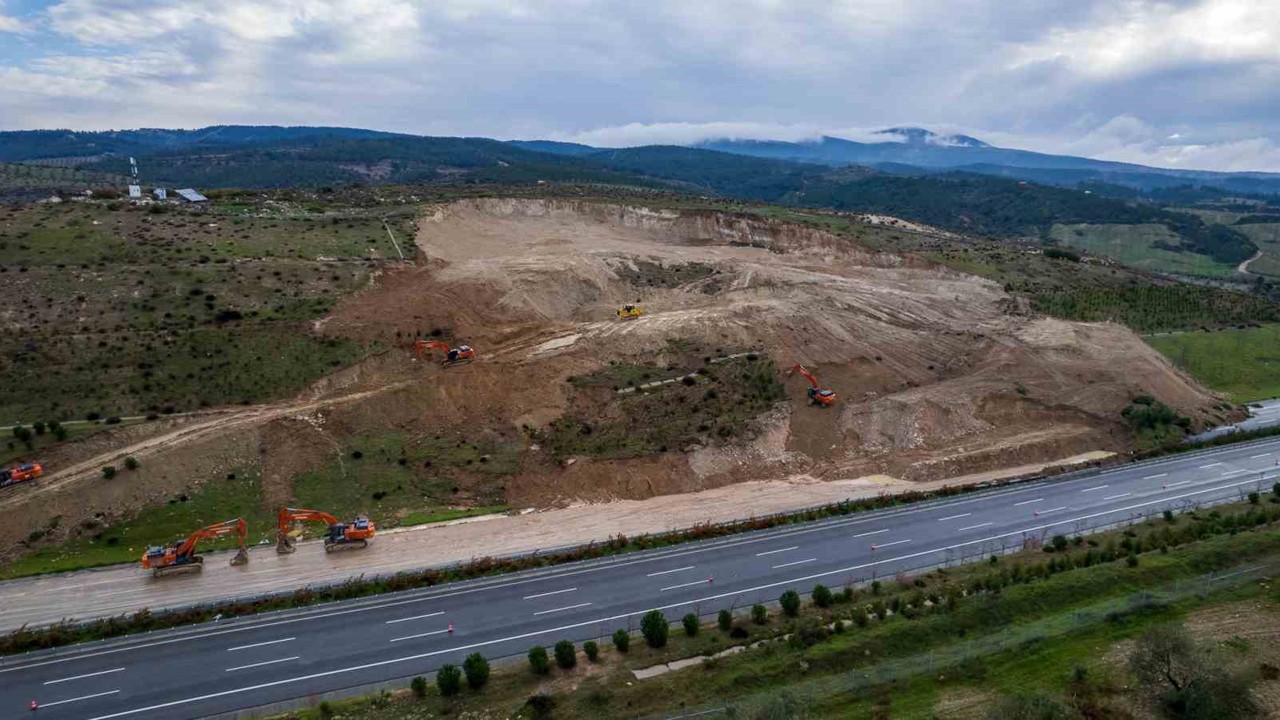 Heyelan yaşanan İzmir-İstanbul otoyolunda çalışmalar devam ediyor
