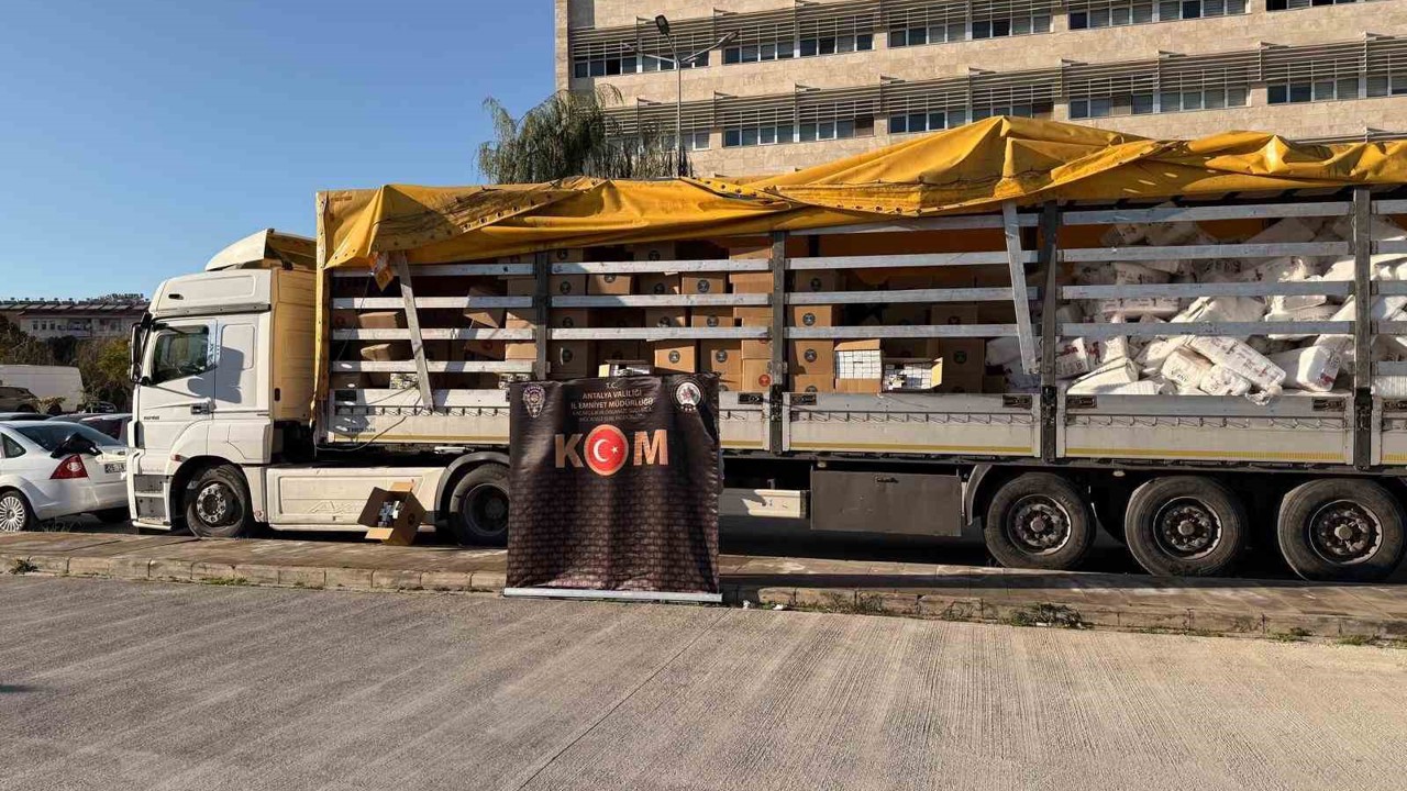 Antalya’da tırdan 7 milyon 440 bin kaçak makaron çıktı
