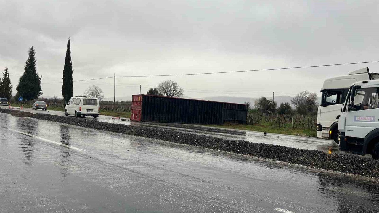 Denizli’de kayganlaşan yolda tırın dorsesi yola savruldu
