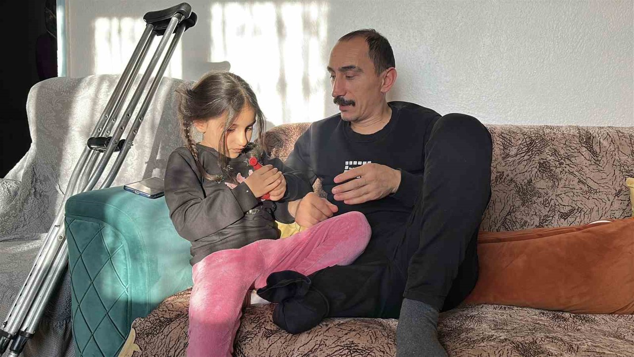 Çapa makinesi kaptırdığı bacağını kaybeden babanın en büyük isteği kızıyla birlikte gezebilmek
