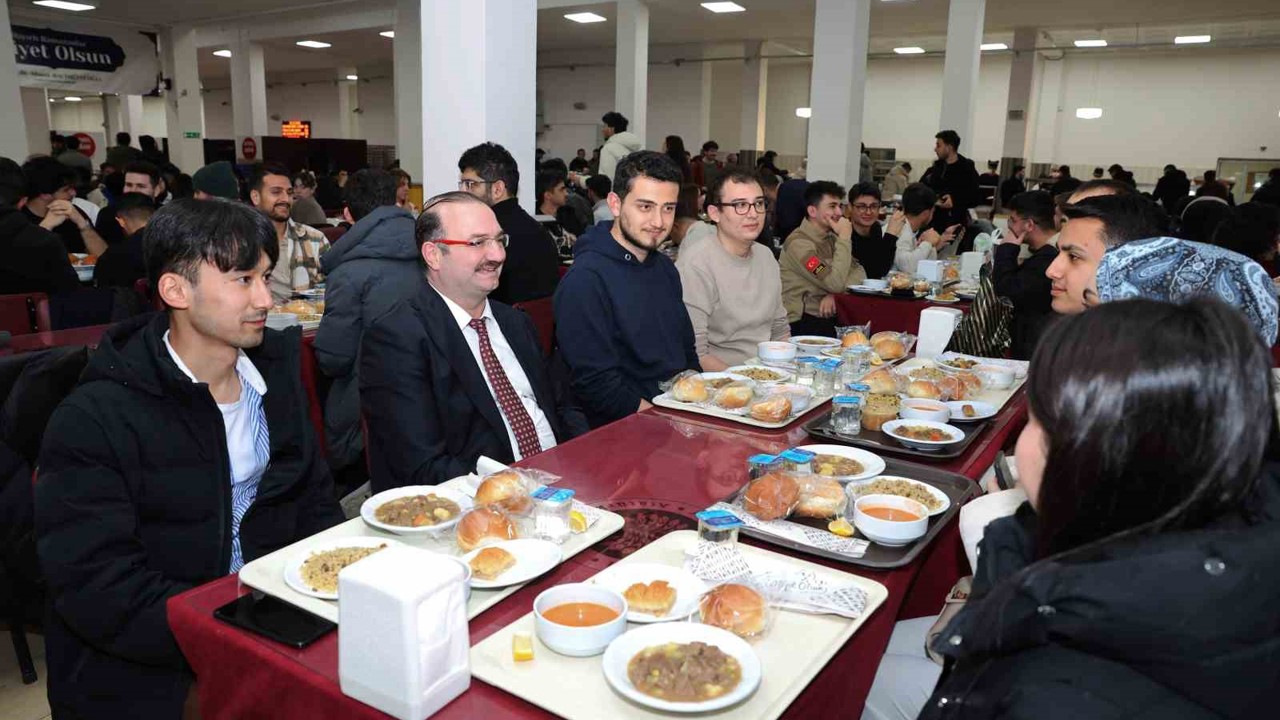 Rektör Hacımüftüoğlu öğrencilerle iftar sofrasında buluştu
