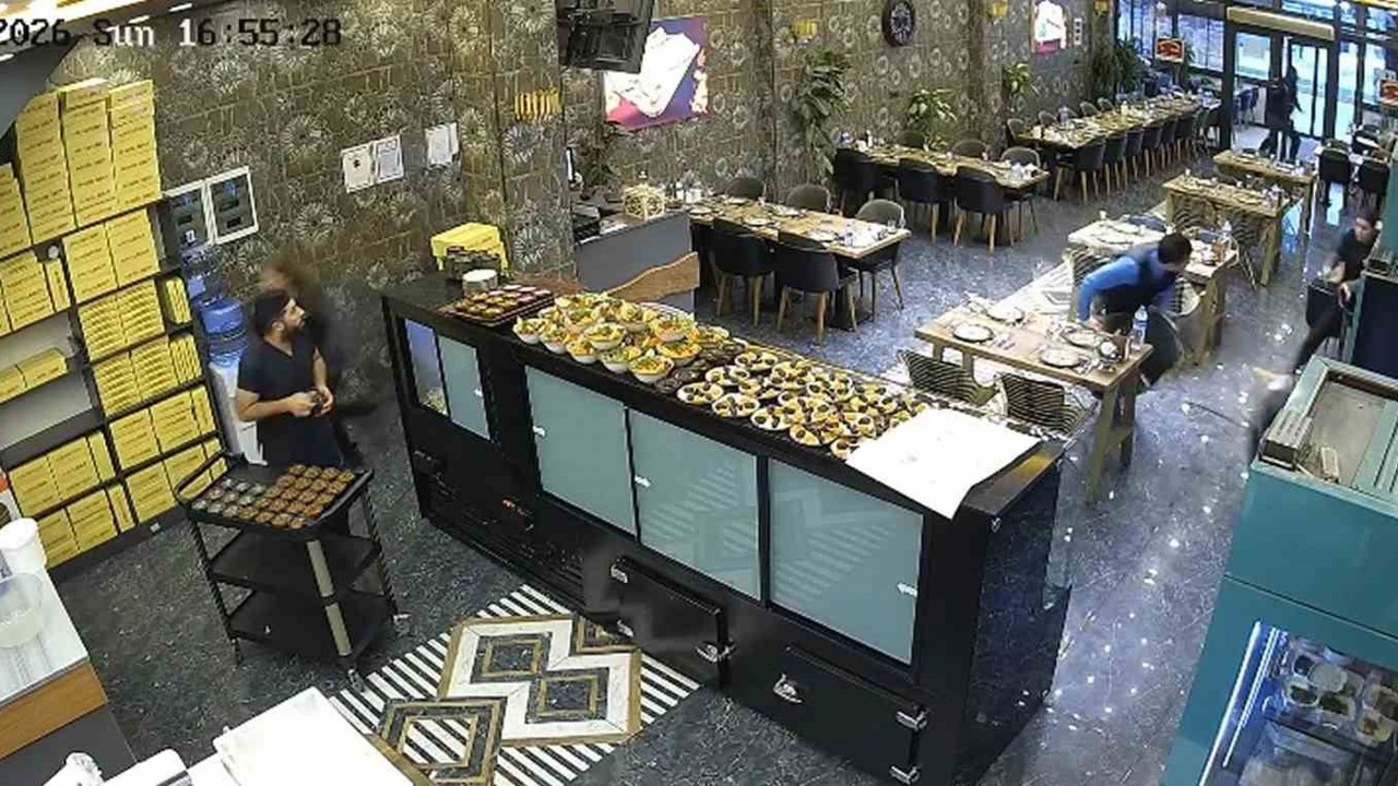 İftara saatler kala kebapçının tavanı çöktü, personel son anda kurtuldu
