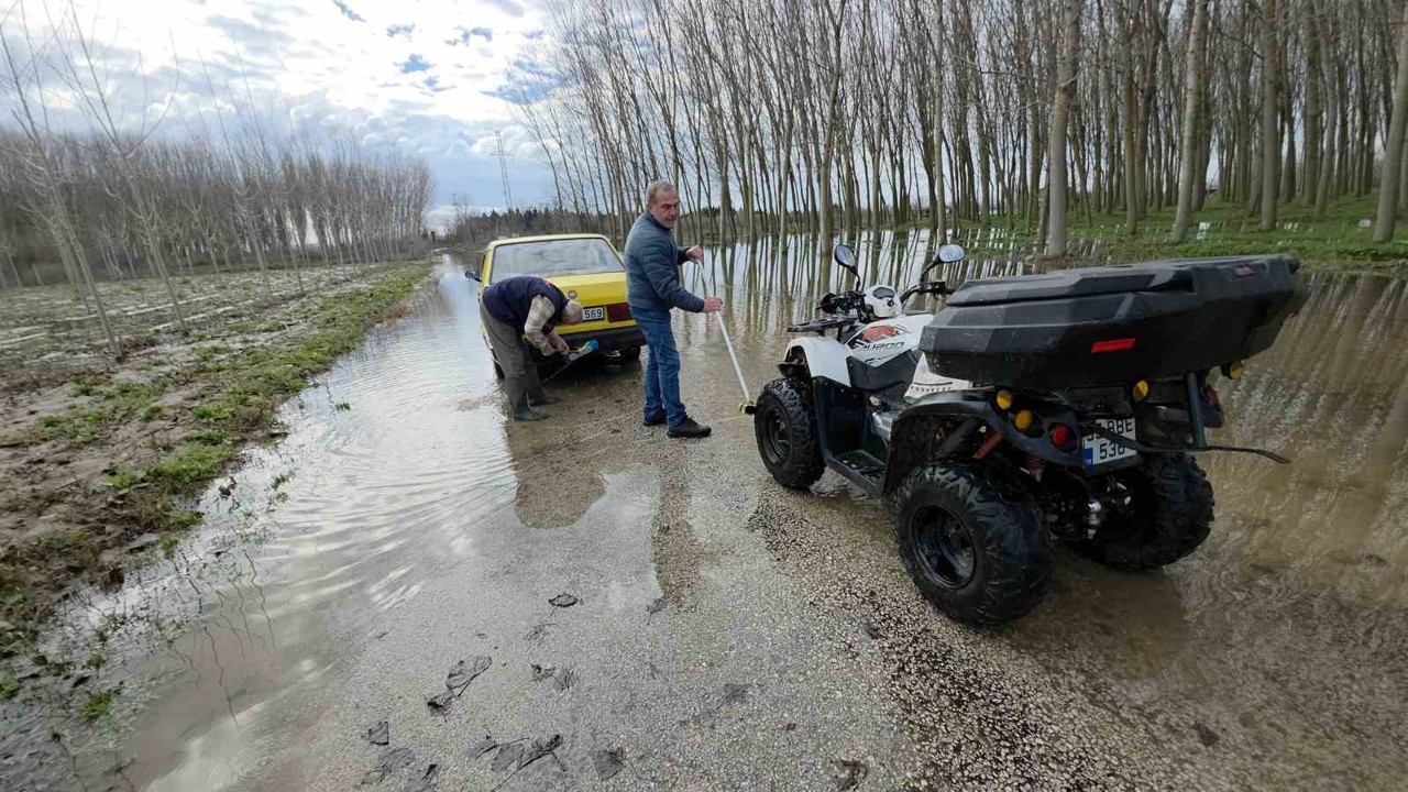 Edirne’de taşkın suları bedava yıkamaya dönüştü: Taşkını fırsata çevirdiler
