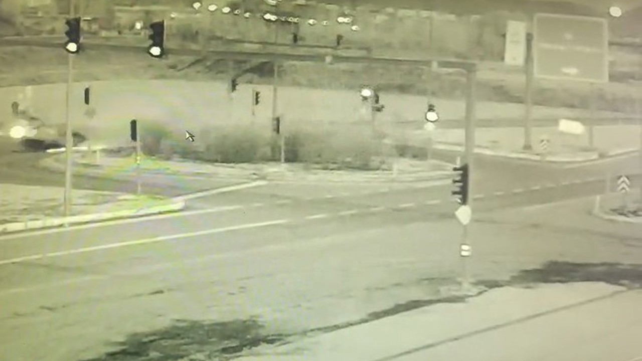 Bingöl’de taklalar atan aracın ters döndüğü kaza kameralara yansıdı
