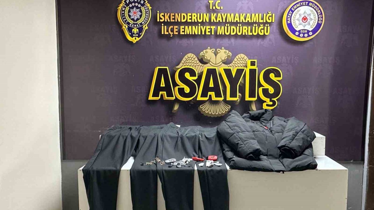 Mağazada ürünlerin alarmlarını tornavida ile sökerken yakalandı
