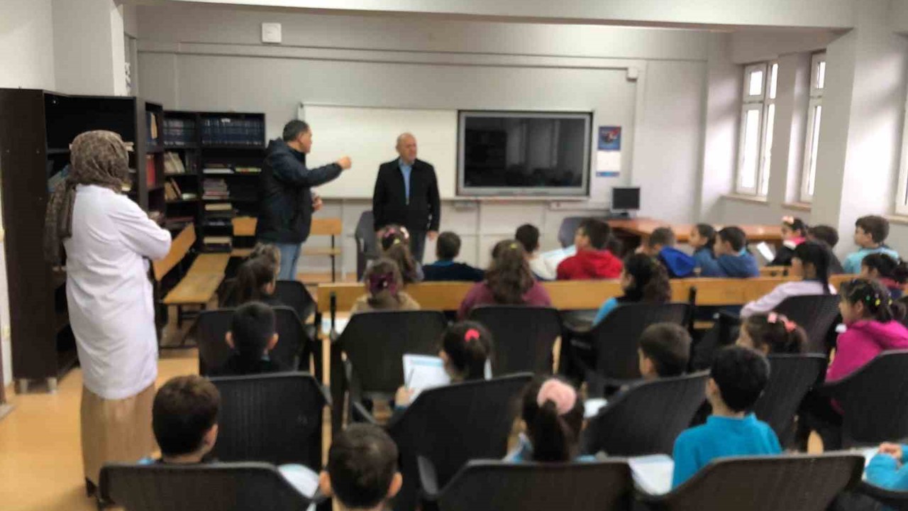 İlkokulda yerel yönetimler dersine giren muhtar öğrencilere görevini anlattı
