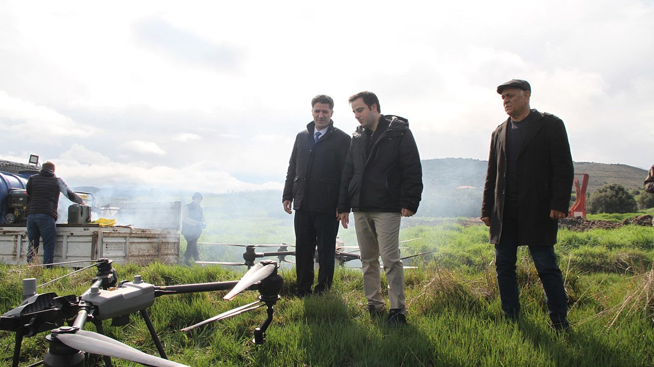Kaymakam Altuntaş drone ile gübreleme çalışmalarını inceledi
