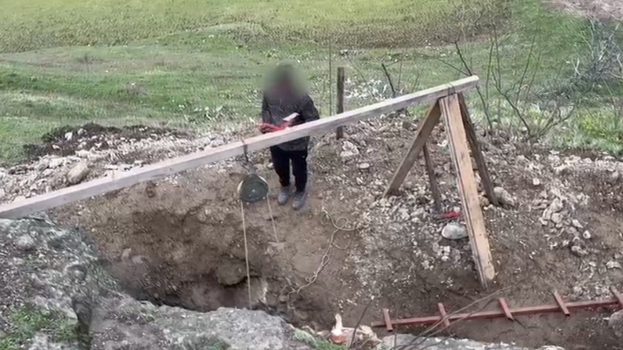 Kanalizasyon bahanesiyle 6 metrelik define çukuru kazarken yakalandılar
