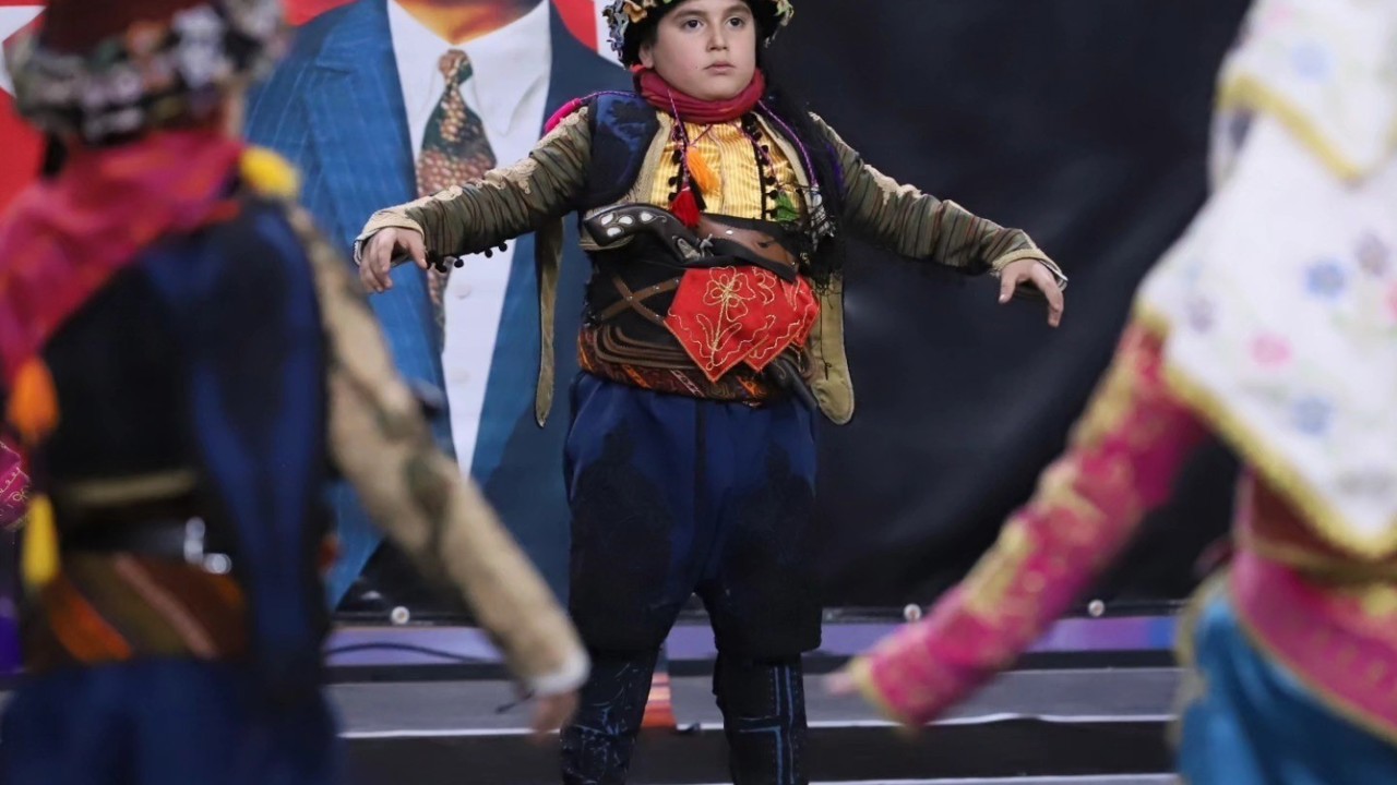 Halk oyunlarında sahne okulların
