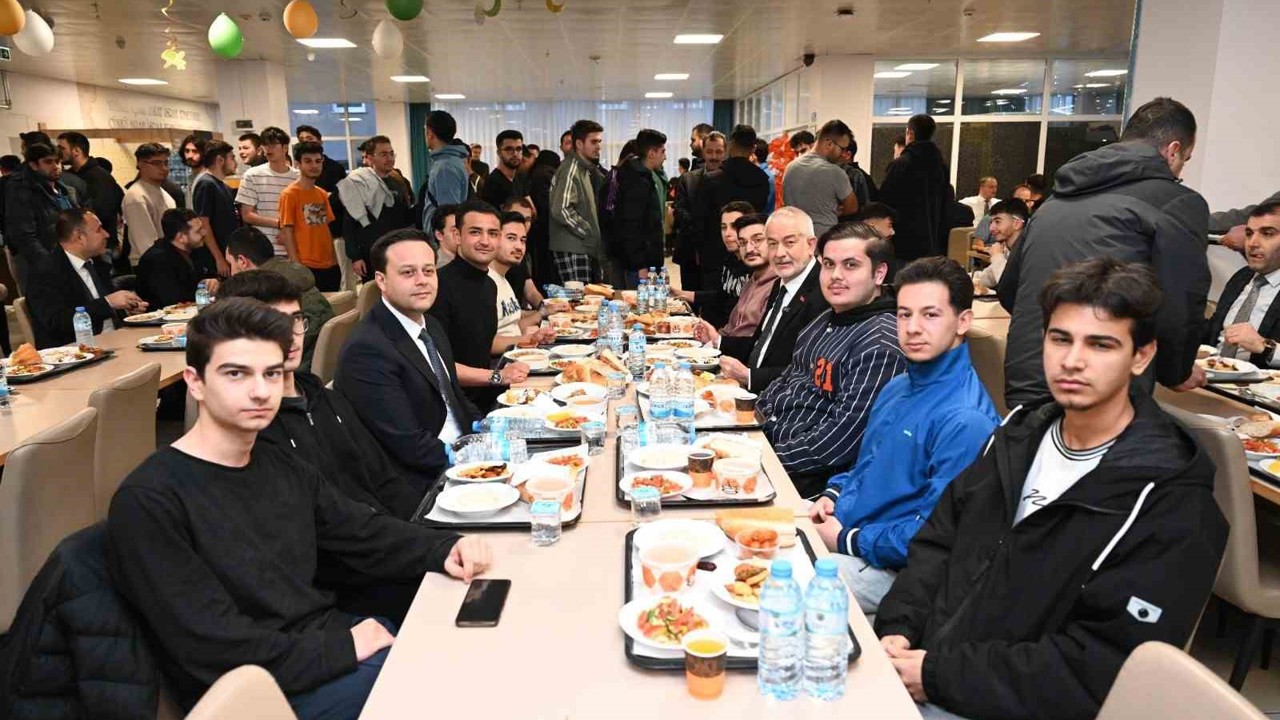 Başkan Başdeğirmen, KYK erkek yurdunda öğrencilerle iftar sofrasında buluştu
