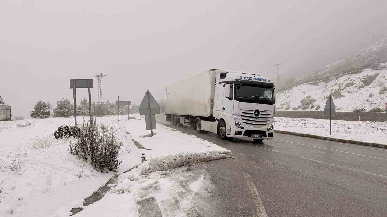 Afyonkarahisar’ın yüksek kesimlerinde kar yağışı etkili oldu
