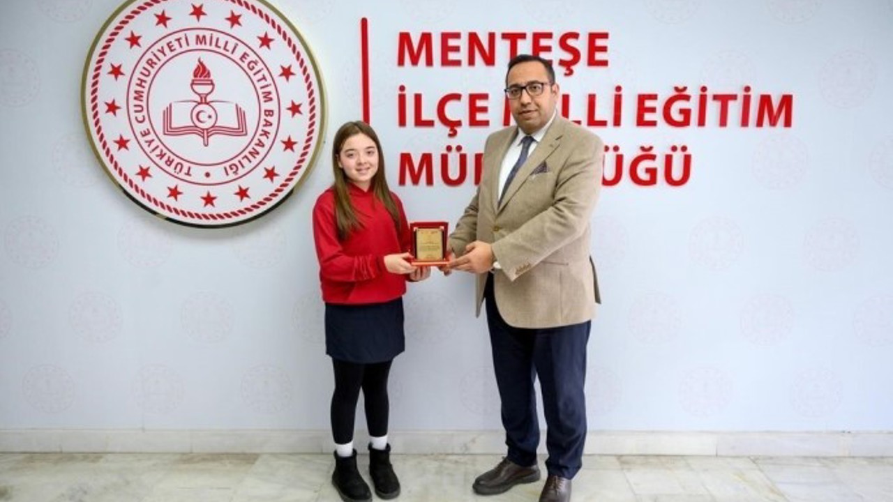 Muğlalı Azra, İstiklal Marşı’nı Güzel Okuma Yarışması’nda Türkiye birincisi oldu
