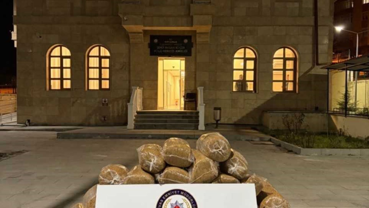 Kaçak tütünleri açıktan taşırken yakalandı
