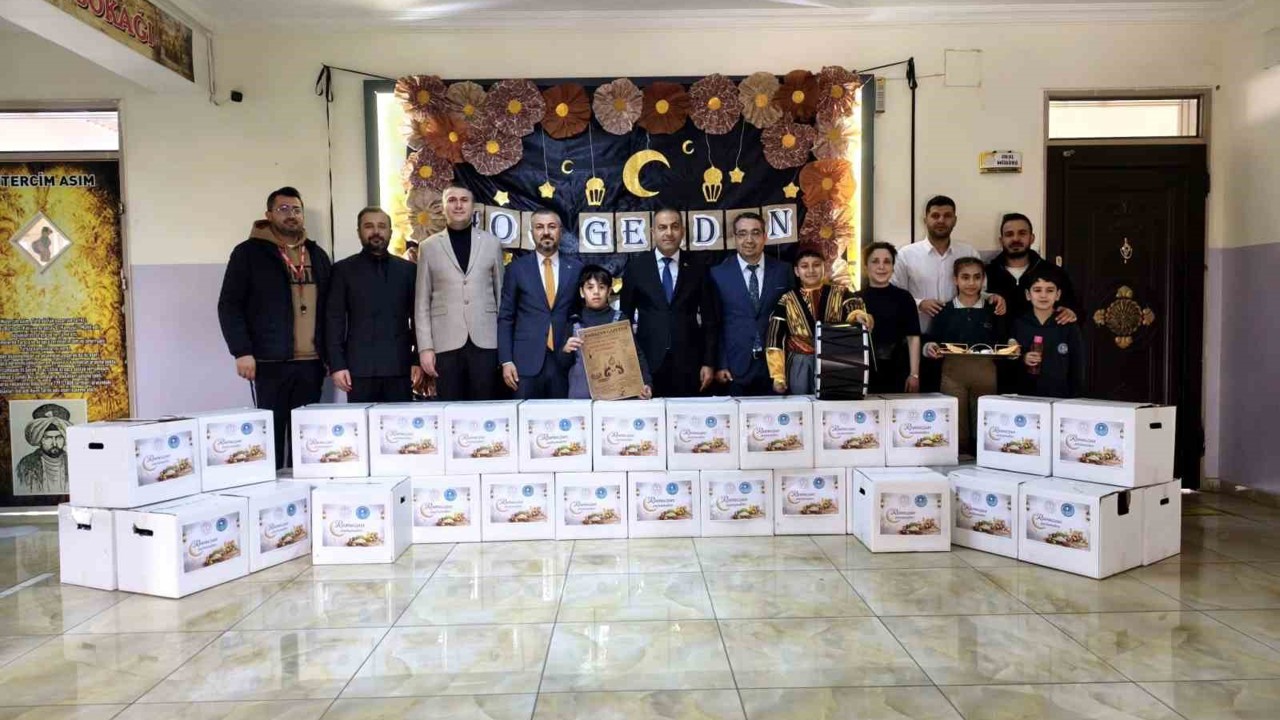 Gaziantep’te öğrenciler yardım kolileri hazırladı
