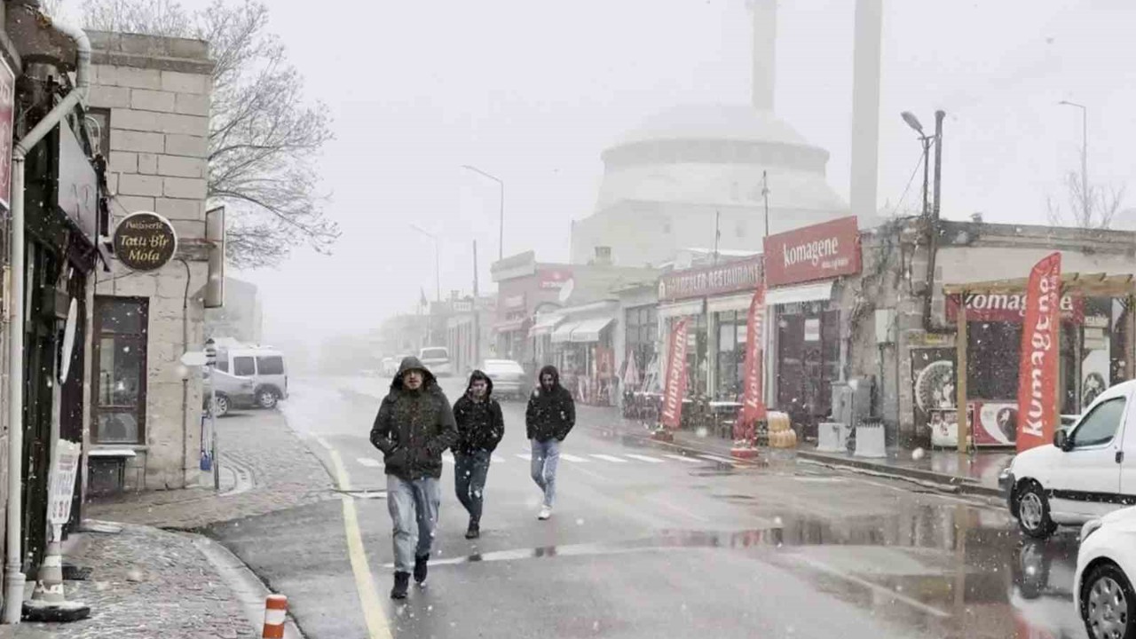 Aksaray’ın yüksek kesimlerinde kar yağışı etkili oluyor

