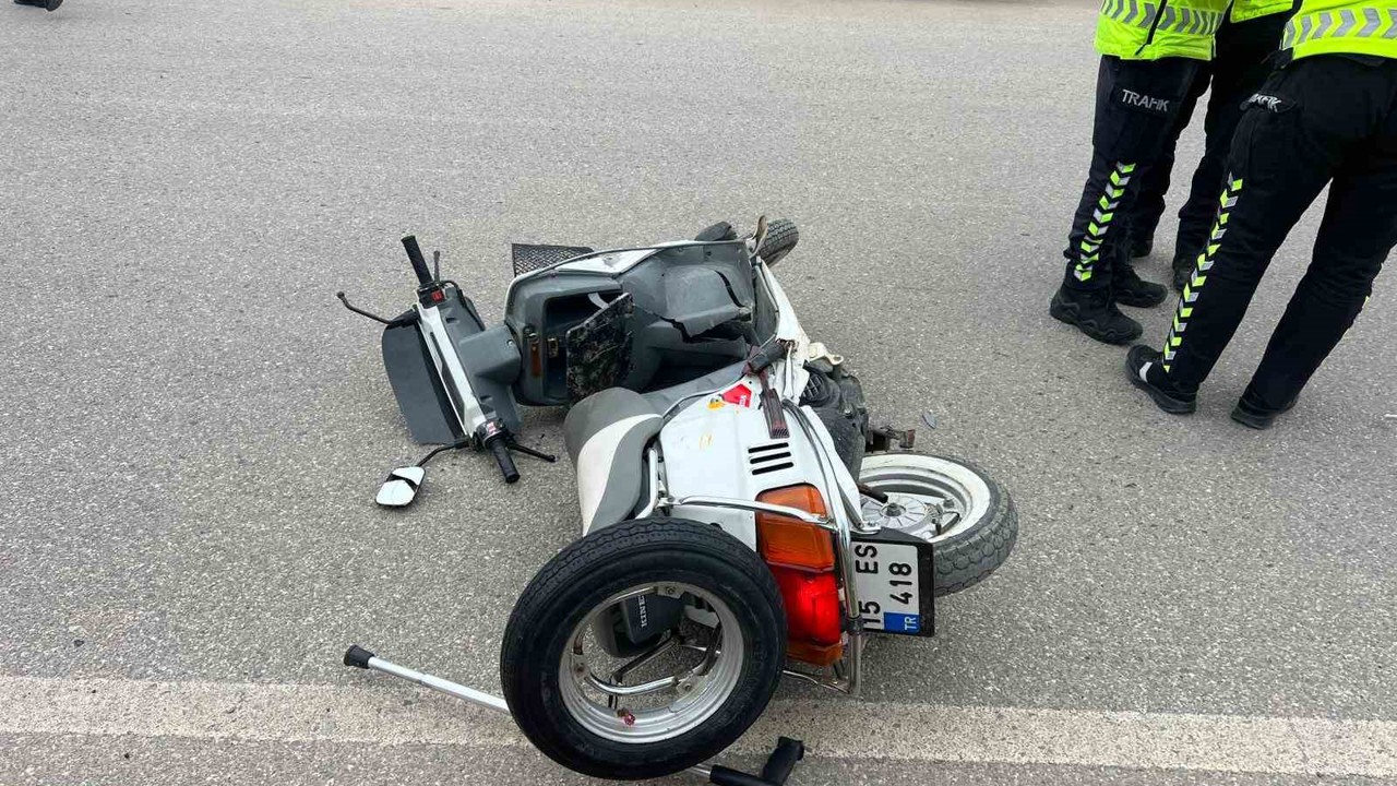 Burdur’da panelvanla çarpışan motosiklet sürücüsü metrelerce savrularak hayatını kaybetti
