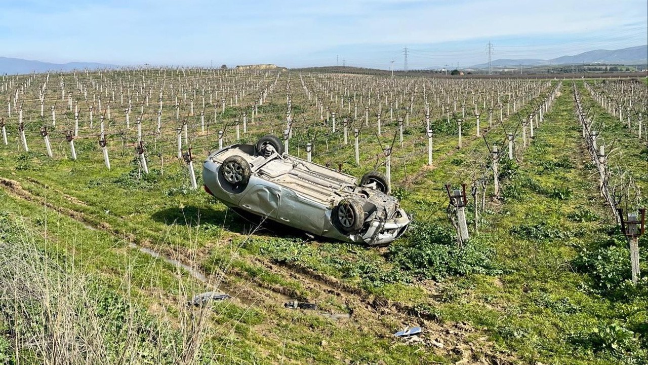 Manisa’da takla atan otomobil, üzüm bağına uçtu
