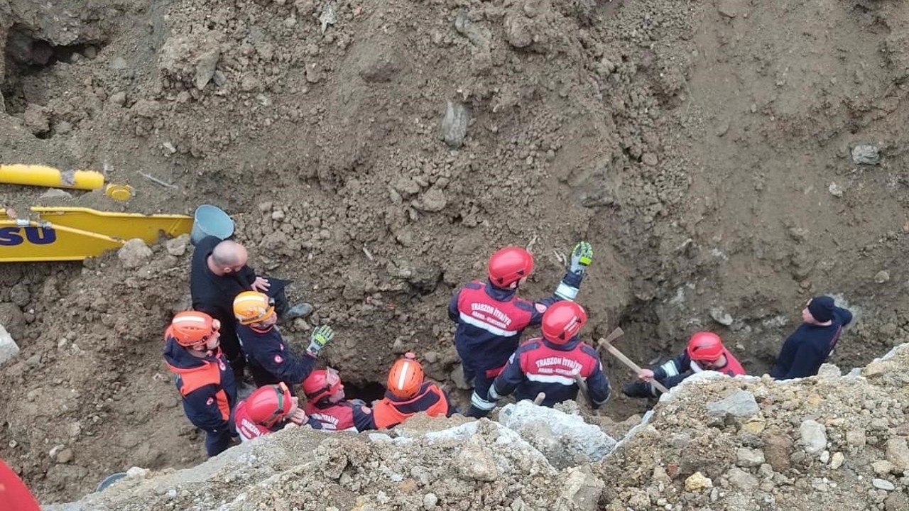 Göçükte toprak altında kalan iş makinesi operatörü kurtarıldı
