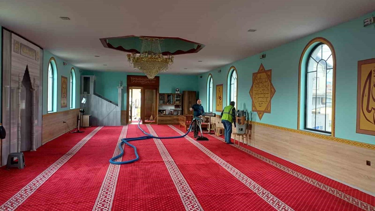 Balkanlar’daki camilerde Ramazan temizliği
