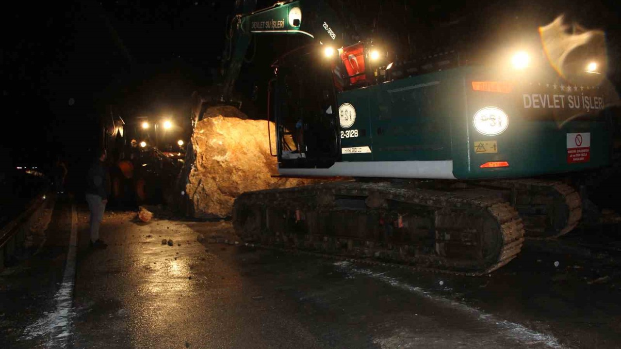 Amasya’da dağdan kopan dev kayalar yola düştü
