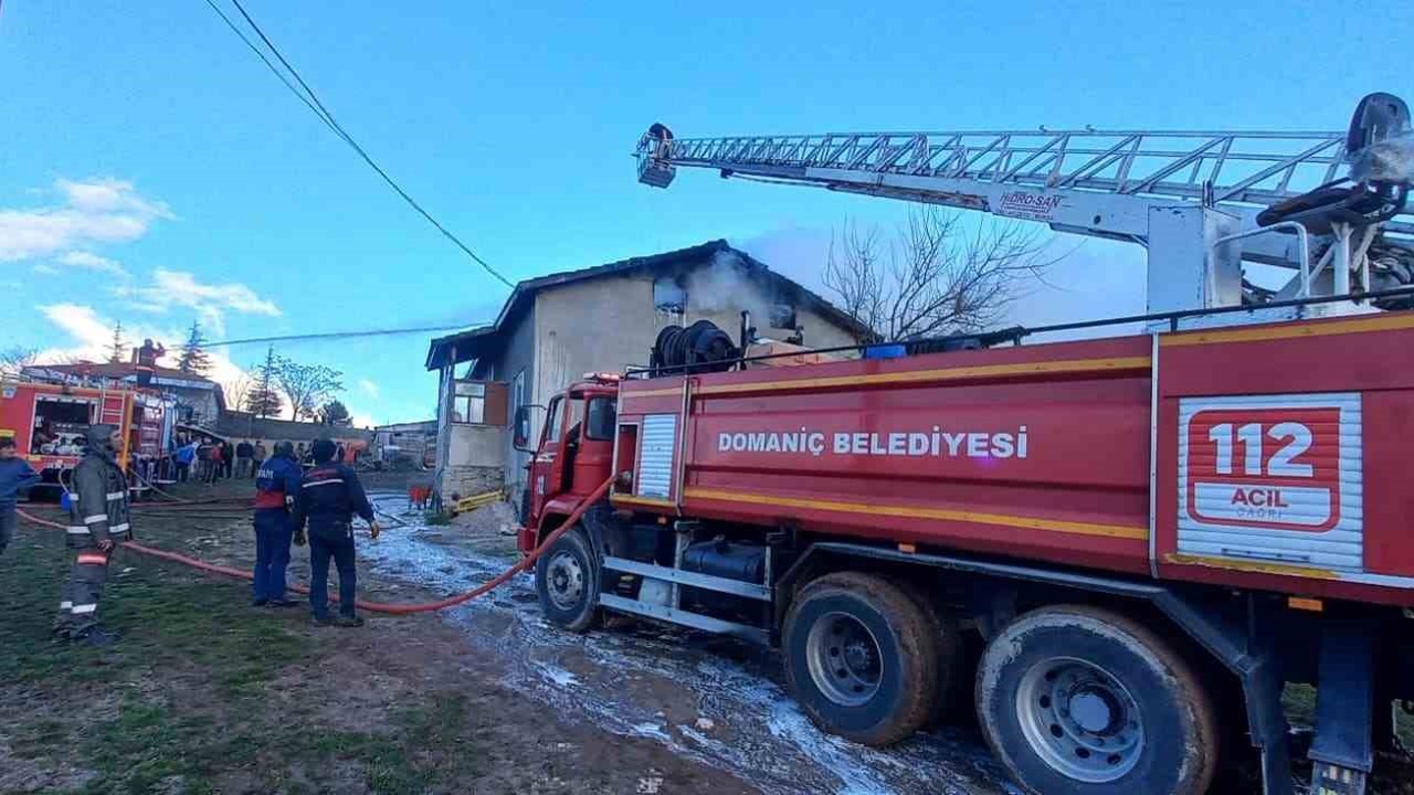 Domaniç’te çatı yangını
