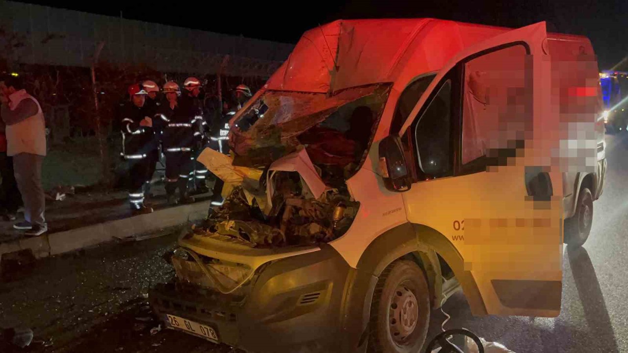Panelvan araç park halindeki tıra ok gibi saplandı: 2 ağır yaralı
