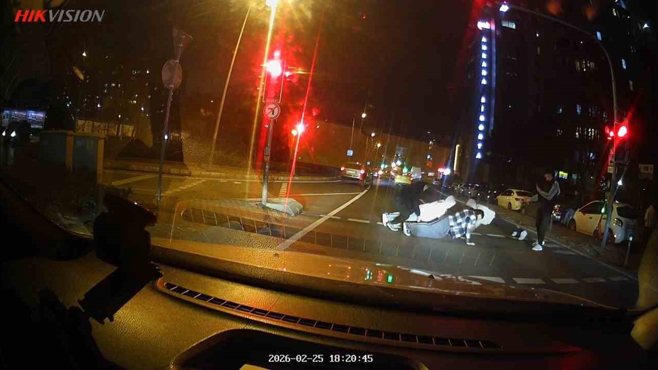 Kırmızı ışıkta yola atlayıp şınav çektiler
