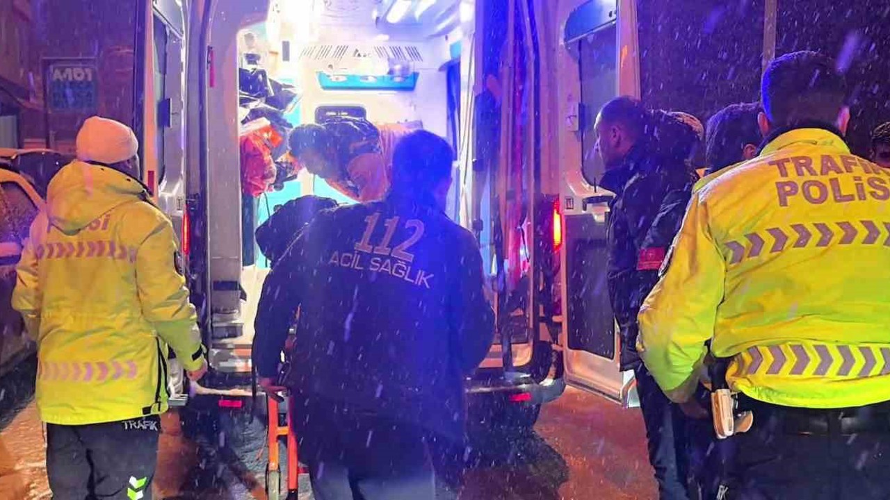 Kar yağışı kazayı beraberinde getirdi: Motokurye yaralandı
