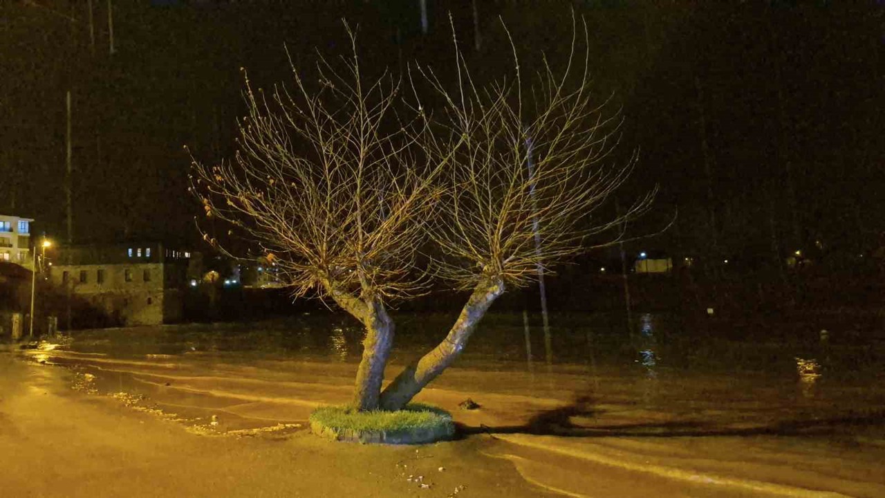 Bartın’da sağanak ve dolu yağışı ırmağı taşırdı
