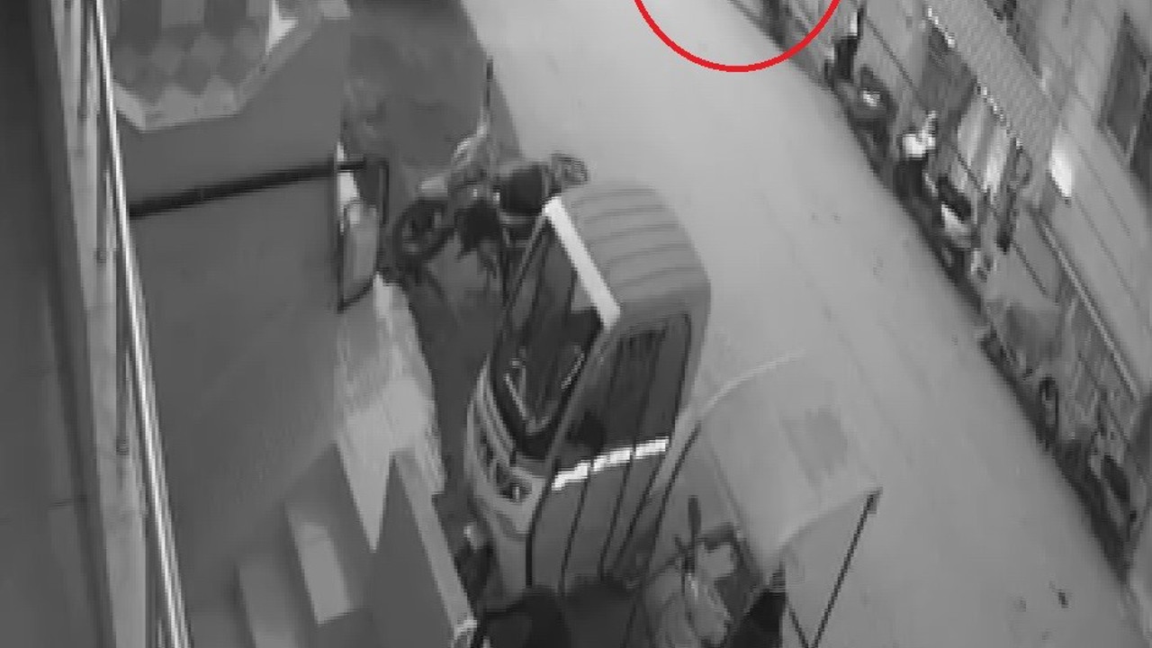 Elini kolunu sallayarak iftar saatinde motosiklet çalan şahıs kamerada
