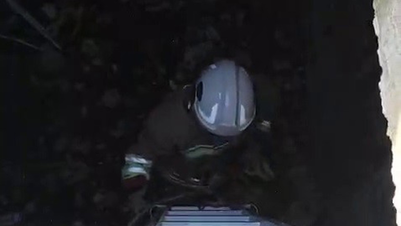 Atık su deposuna düşen kediyi kurtaran itfaiyeci, alkışlarla karşılandı
