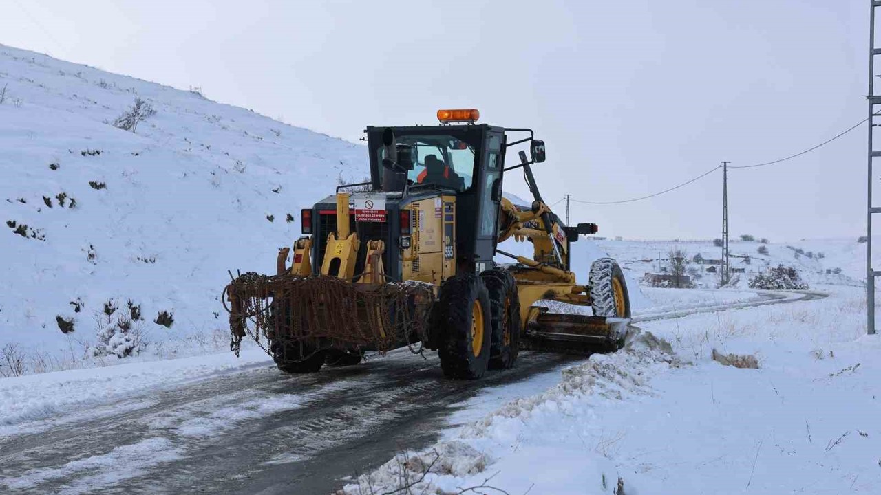 Sivas’ta 432  yerleşim yerinin yolu ulaşıma kapalı
