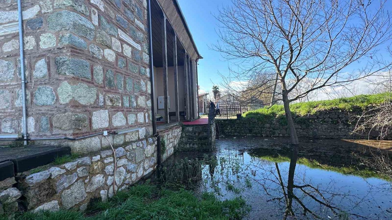 Uluabat Gölü’nün suları 625 yıllık camiyi tehdit ediyor
