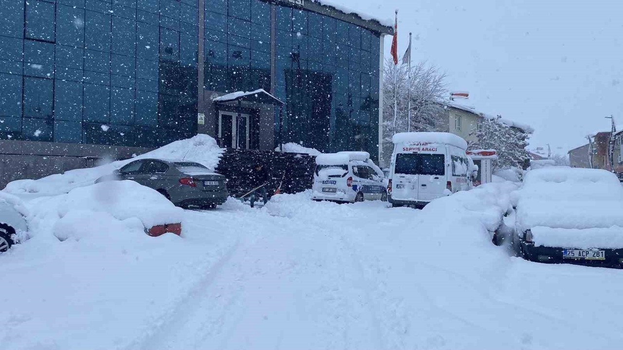 Karlıova’da kar kalınlığı 30 santime ulaştı
