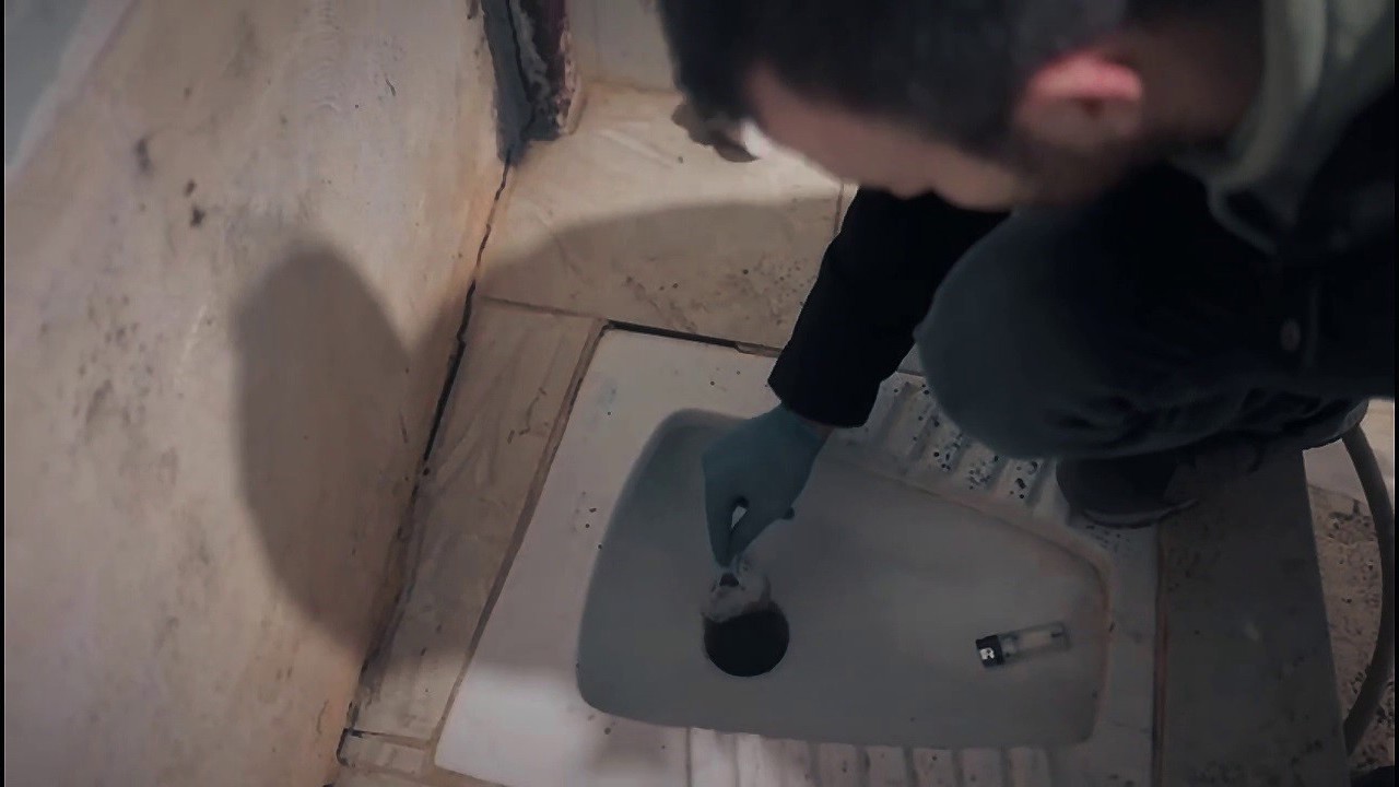 Hatay’da tuvalet deliğinde zulalanan uyuşturucuyu polis buldu
