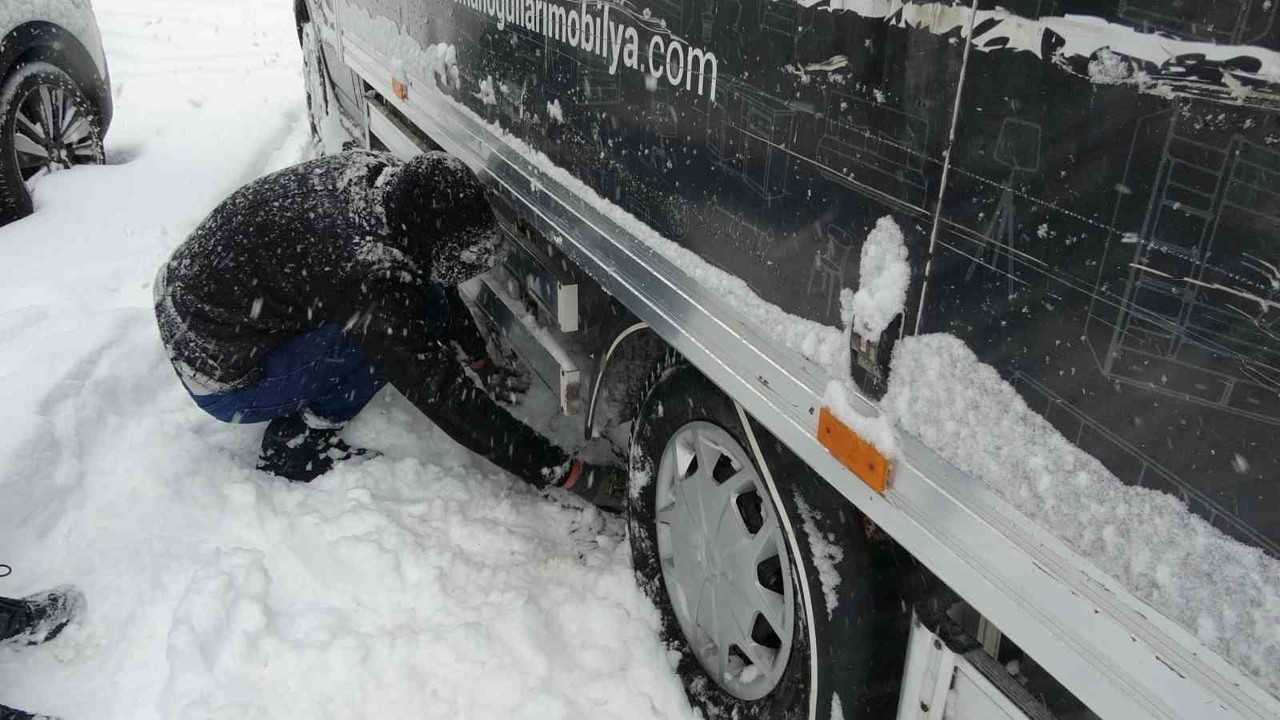 Bayburt’ta yoğun kar yağışı: Araçlar yolda kaldı
