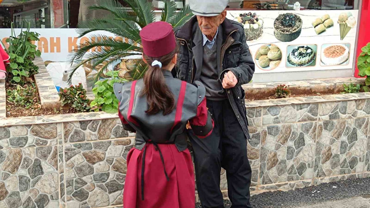 Kozan’da öğrenciler ilahiler söyleyerek sokaklarda yürüdüler
