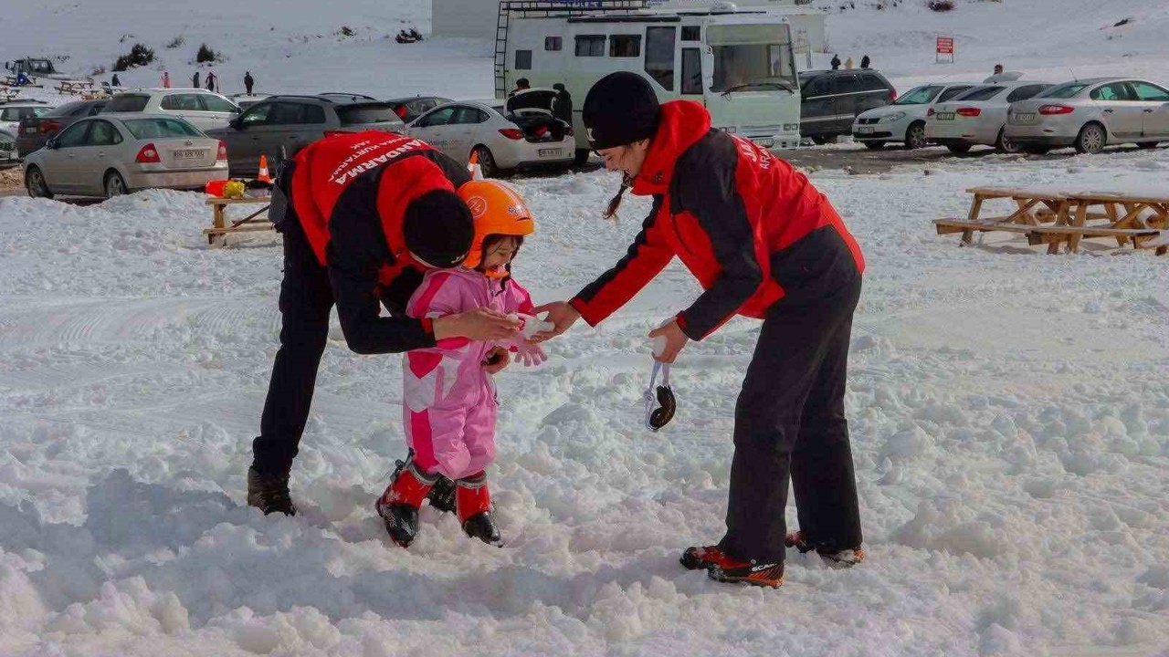 JAK şehit ve gazi çocuklarına kayak eğitimi verdi
