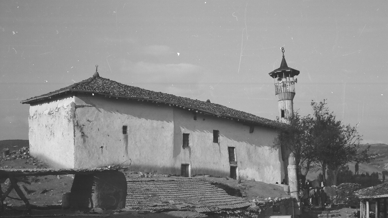 Depremin zarar verdiği 8 asırlık camide restorasyon çalışmaları başladı
